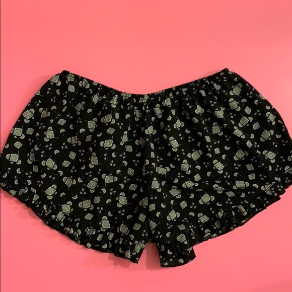 Brandy Melville Pants - Brandy Melville floral ruffle bottom shorts
